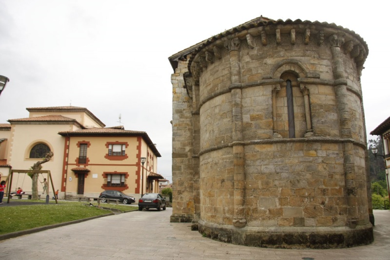 El ábside de la antigua iglesia románica de Santa María.