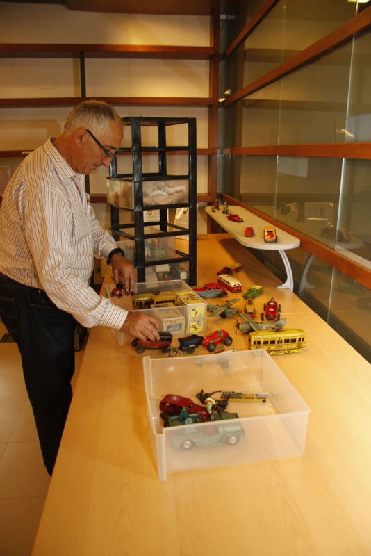 Vicente García Frías, coleccionista salmantino de juguetes monta una exposición en la biblioteca de Villamayor.