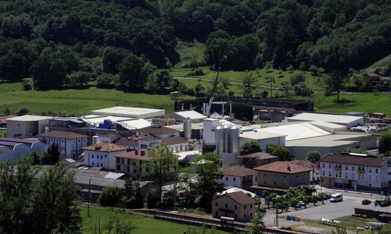 La fábrica de Nestlé y parte de la travesía urbana de Sevares, vistos desde Sorribas.
