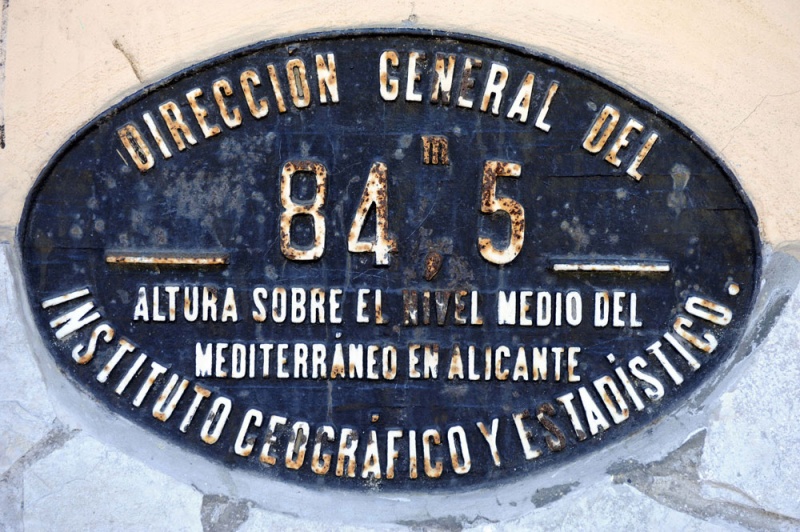 Rótulo que indica la altitud del pueblo en la estación ferroviaria de Sevares.