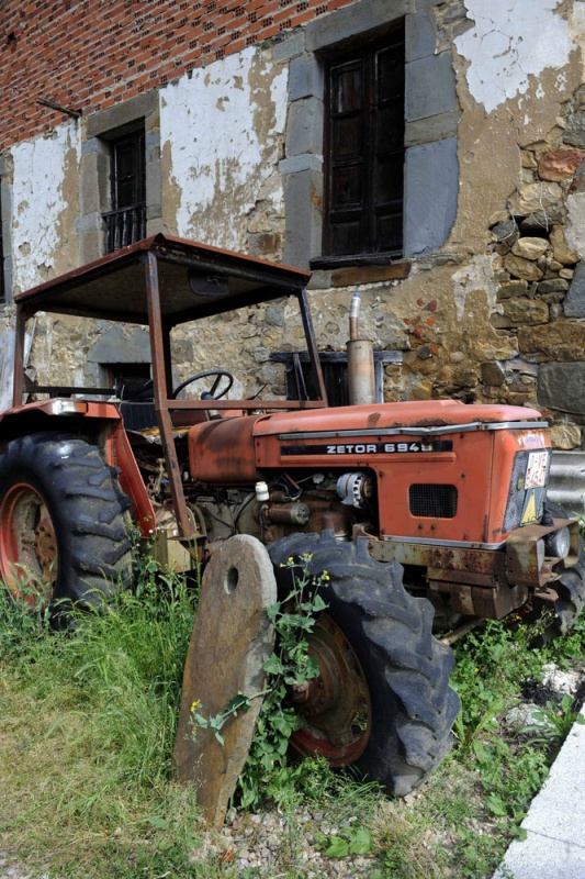 Un tractor abandonado junto a la "plazuela" de Sevares.
