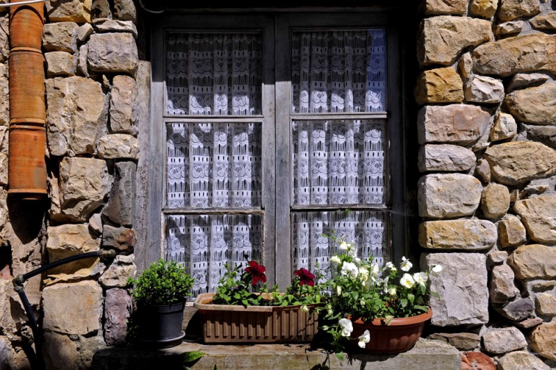 Detalle de una ventana en la zona más rural de la localidad piloñesa.